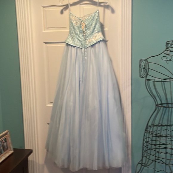 JOUANI strapless  baby blue evening gown, size 4 - Picture 4 of 6